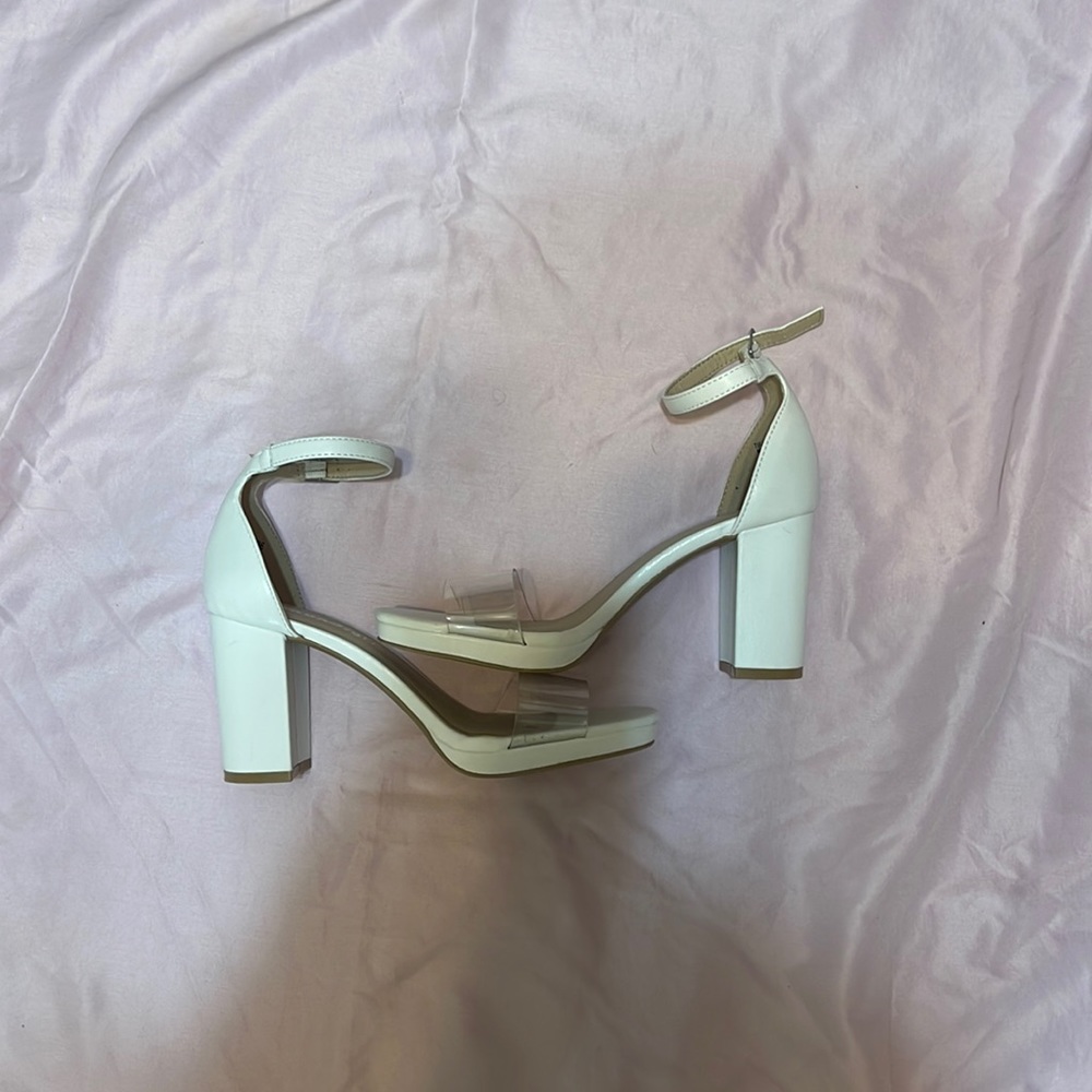 size woman 5 1/2 , color is a pale white, laundry list brand